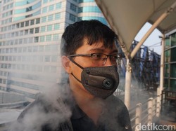 Mencoba Masker Elektrik di Tengah Tingginya Polusi Udara Kota Jakarta