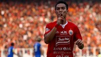 Semenit berselang, Persija akhirnya bisa menyamakan kedudukan menjadi 1-1. Adalah Novri Setiawan yang merobek gawang Kurniawan Kartika Ajie.