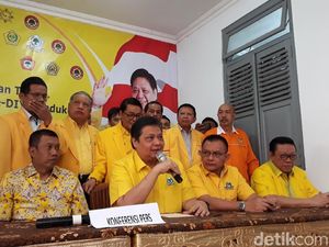Akbar Tandjung Dukung Airlangga Jadi Calon Ketum Golkar Akbar Tandjung Dukung Airlangga Jadi Calon Ketum Golkar