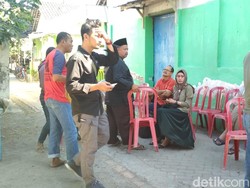 Polisi Bawa Sisa Kuah Rawon Diduga Sebabkan Keracunan Warga Blitar