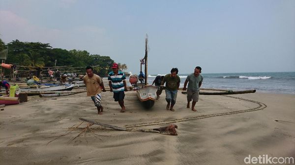 Anyer Pascagempa: Sepi Pengunjung, Nelayan Libur Melaut