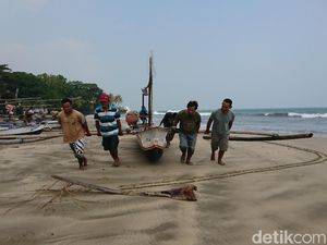 Anyer Pascagempa: Sepi Pengunjung, Nelayan Libur Melaut Anyer Pascagempa: Sepi Pengunjung, Nelayan Libur Melaut