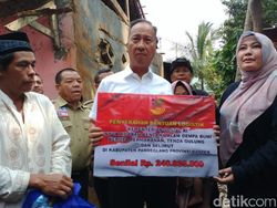 Ke Pandeglang, Mensos Beri Bantuan Logistik Rp 240 Juta Korban Gempa