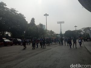 The Jakmania dan Aremania Jadi Satu di Stadion Utama GBK