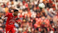 Sementara Persija masih terus menekan Arema. Di menit-menit akhir, Persija punya beberapa peluang lewat Simic dan Novri, namun tak ada gol tambahan tercipta.