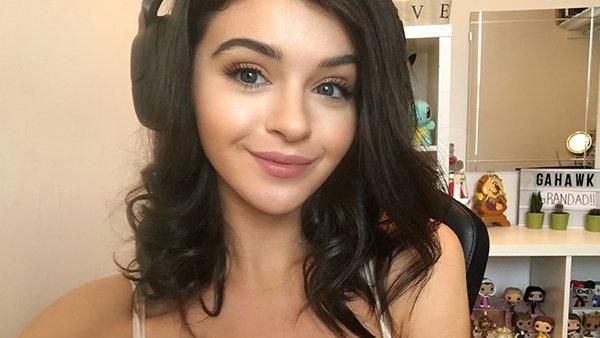 Deretan Gamer Jelita yang Bikin Salah Fokus