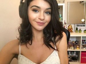 Deretan Gamer Jelita yang Bikin Salah Fokus