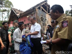 Mensos Beri Bantuan Logistik Untuk Korban Gempa Banten