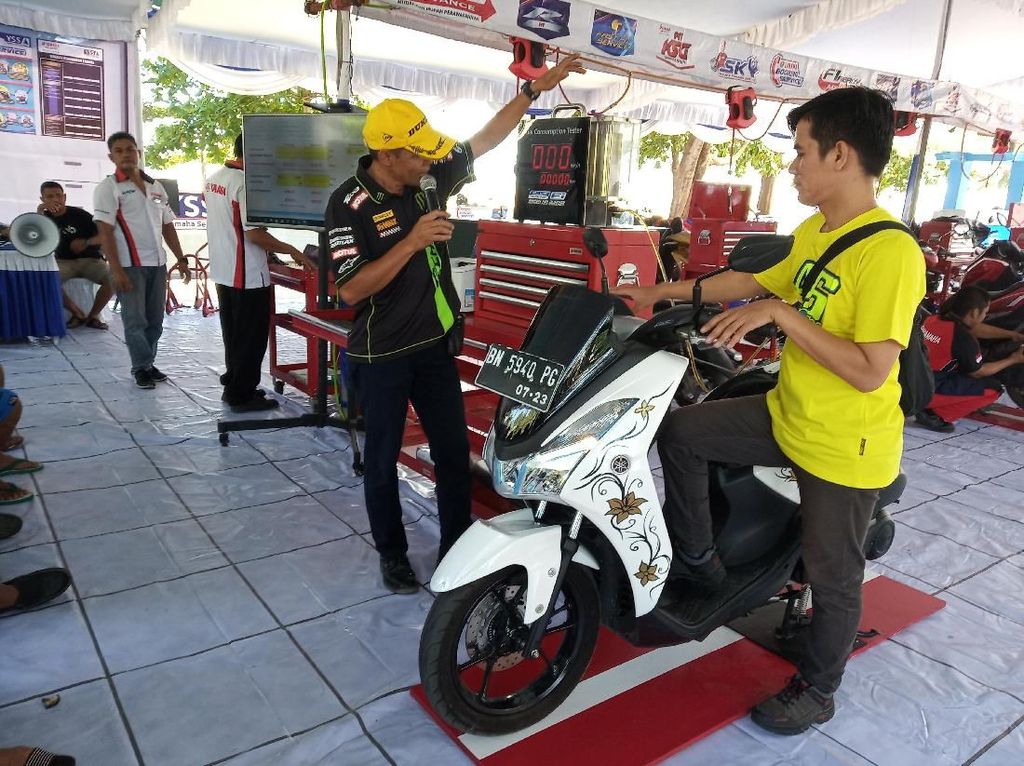 Warga Belitung Diajak Uji Irit Motor Lexi di Pantai Tanjung Pendam
