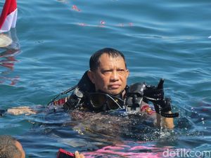 Detik-detik Kapolri Ikut Aksi Rekor Selam Guinness World di Manado