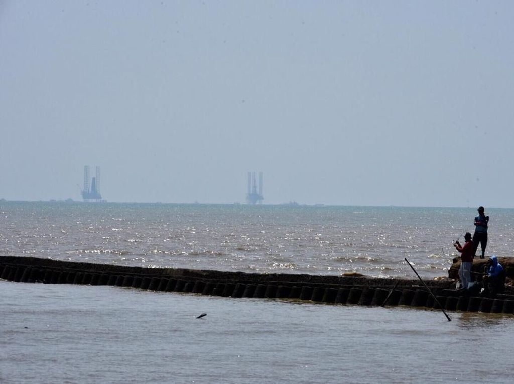 14.721 Warga Terdampak Tumpahan Minyak di Laut Karawang 14.721 Warga Terdampak Tumpahan Minyak di Laut Karawang