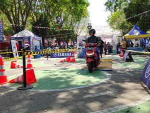 Para Milenial Ikutan Test Ride Motor Matik di GOR Sidoarjo