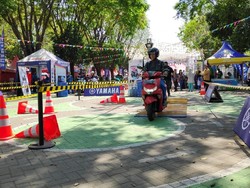Para Milenial Ikutan Test Ride Motor Matik di GOR Sidoarjo