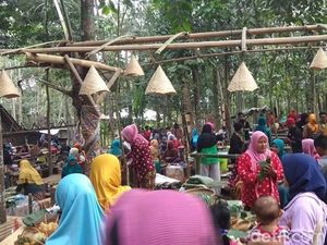 Kulineran di Pasar Unik Magelang, Bayarnya Pakai Uang Kayu