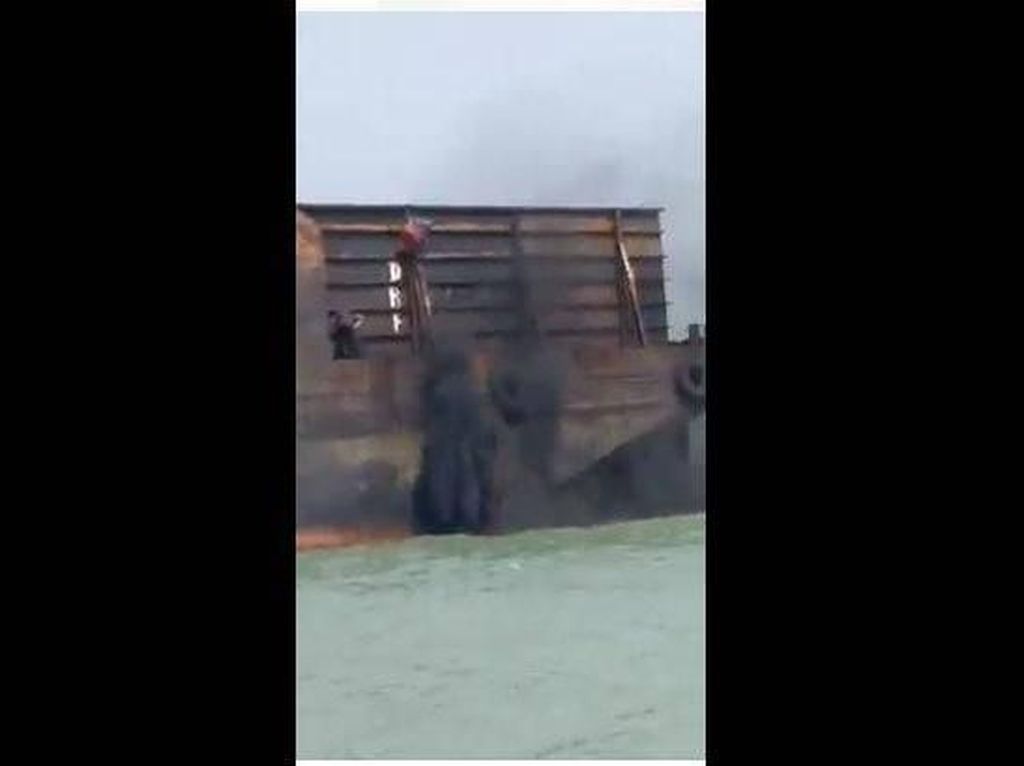 Kapal Kargo Buang Debu Batu Bara ke Laut Malaka, 2 WNI Ditangkap Malaysia Kapal Kargo Buang Debu Batu Bara ke Laut Malaka, 2 WNI Ditangkap Malaysia