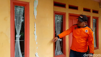 Video Dampak Gempa M 6,9 di Tasikmalaya: 5 Rumah Retak, Ubin Pecah