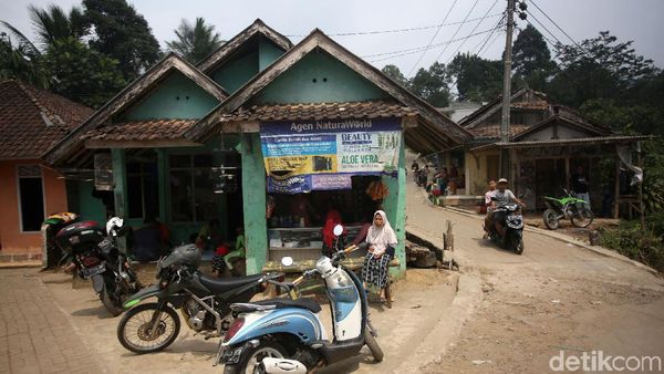 Melihat Aktivitas Warga Pandeglang Pascagempa Banten