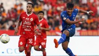 Justru Arema yang bisa membuat kejutan di masa injury time. Berawal dari serangan ke kotak penalti, Ahmad Nur Hardianto, yang masuk menggantikan Comvalius, bisa menyamakan skor menjadi 2-2 usai sepakan jarak dekatnya tak mampu dibendung Andritany di menit ke-90+5. Laga pun berakhir 2-2.