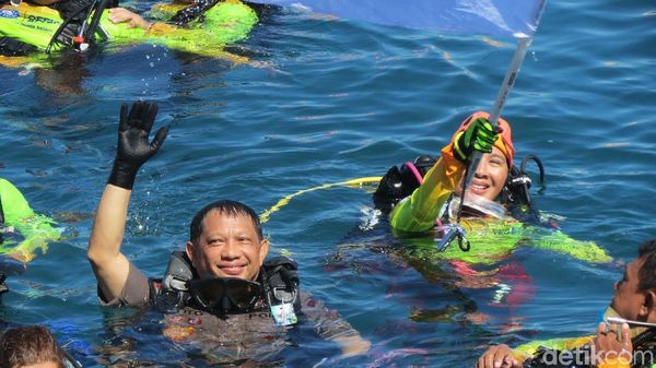 Foto Aksi Kapolri Ikut Aksi Rekor Selam Guinness World di Manado