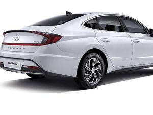 Baterai Mobil Hybrid Kena Panas di Parkiran, Amankah?