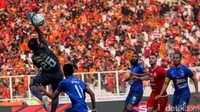 Arema tak banyak membuat ancaman guna menyamakan skor. Terlebih Sylvano Comvalius harus ditarik pada menit ke-68 karena cedera. Taji kesebelasan asal Malang itu pun tak banyak membahayakan.