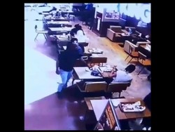 Rekaman CCTV Aksi Pencuri Bermodus Uang Jatuh di Mal Depok