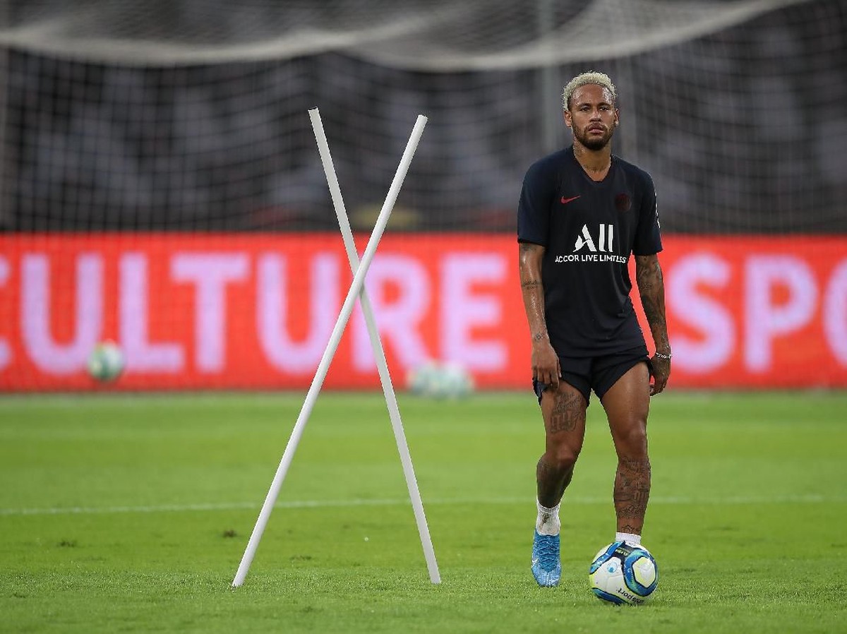 Pelatih Timnas Brasil, Tite, menilai Neymar cuma kalah dari Lionel Messi dan Cristiano Ronaldo. (Foto: Lintao Zhang/Getty Images)
