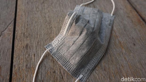 Masker bedah ala 'ojol' memberikan perlindungan paling minimalis.