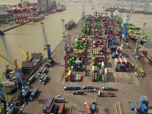 Arus Peti Kemas di Tanjung Perak Naik 218% Arus Peti Kemas di Tanjung Perak Naik 218%