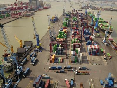 Arus Peti Kemas di Tanjung Perak Naik 218%