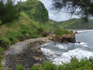 Berwisata ke Pantai Menganti Kebumen, Menikmati Laut dan Jejak Gunung Purba Berwisata ke Pantai Menganti Kebumen, Menikmati Laut dan Jejak Gunung Purba