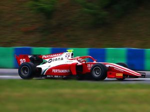 Sean Gelael Berjuang dari Belakang di Hongaria