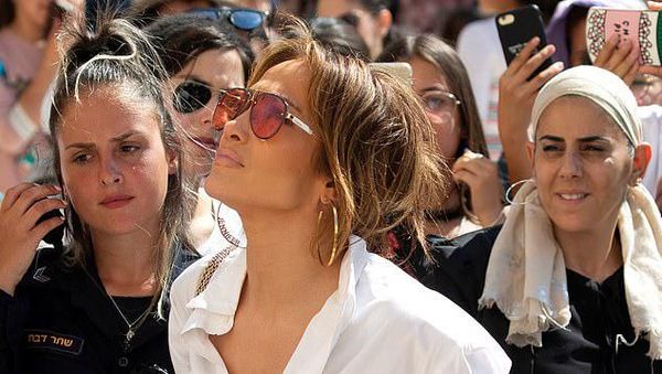 Foto: Pakai Baju Belahan Rendah, J-Lo Curi Perhatian di Yerusalem