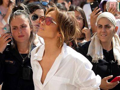 Foto: Pakai Baju Belahan Rendah, J-Lo Curi Perhatian di Yerusalem