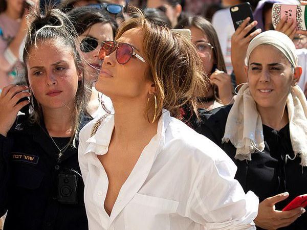 Foto: Pakai Baju Belahan Rendah, J-Lo Curi Perhatian di Yerusalem