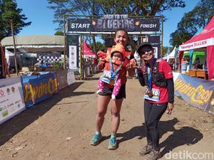 Sambil Dekap Bayi 5 Bulan, Ibu Ini Ikut Lomba Lari di Ijen Sambil Dekap Bayi 5 Bulan, Ibu Ini Ikut Lomba Lari di Ijen