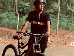 Fajar Ditahan, Anggy Umbara Mengaku Tak Dekat