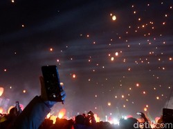 Warna-warni Lampion Bikin Gemerlap Langit Dieng