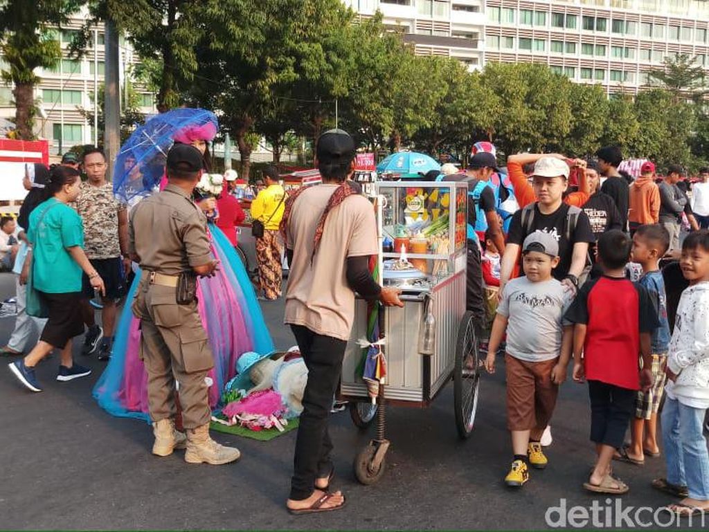 Warga Keluhkan PKL Semrawut di Area CFD Warga Keluhkan PKL Semrawut di Area CFD