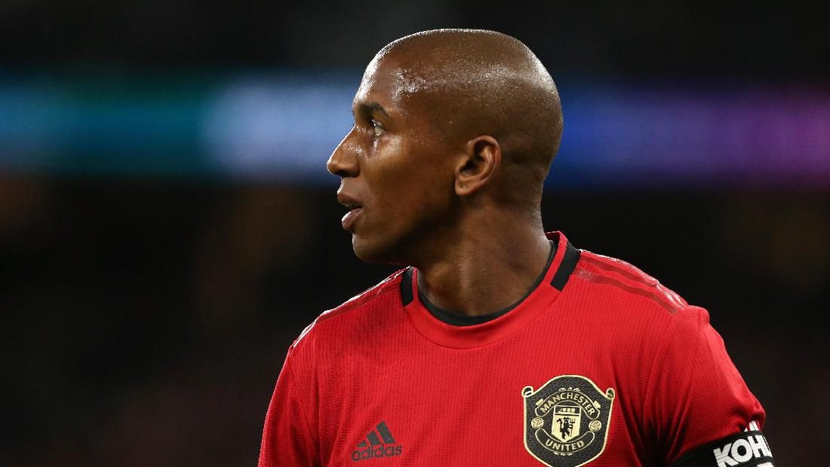 MU dikabarkan sepakat melepas Ashley Young ke Inter Milan. (Foto: Paul Kane / Getty Images)