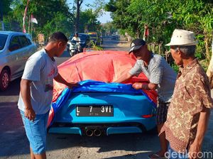 Super Car yang Ringsek Kecelakaan di Magetan Jadi Tontonan Warga