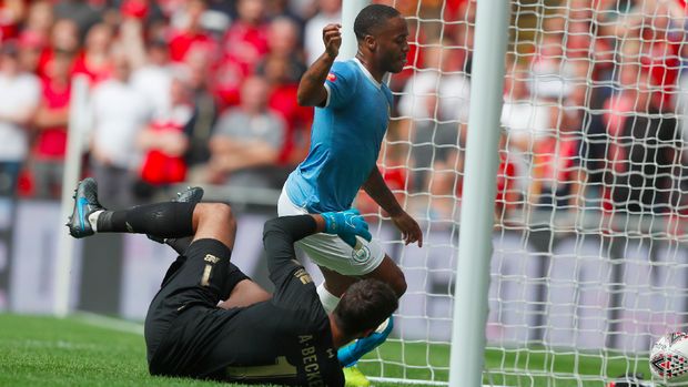 Gol Sterling ke gawang Alisson Becker. Ia nyaris mencetak gol kedua ke gawang Liverpool di laga ini. (
