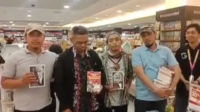 Sekelompok Orang di Makassar Razia Buku Paham Marxisme