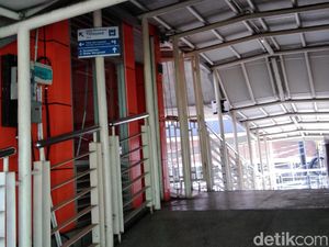 Listrik Mati, Halte Transjakarta Layani Penumpang Pakai Tiket Manual