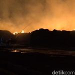 Pabrik Produksi Karton di Gresik Dilalap Api