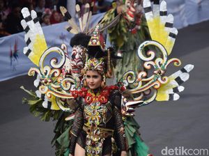 Gaya Cinta Laura di Jember Fashion Carnaval Dikritik Ketua MUI Jember Gaya Cinta Laura di Jember Fashion Carnaval Dikritik Ketua MUI Jember
