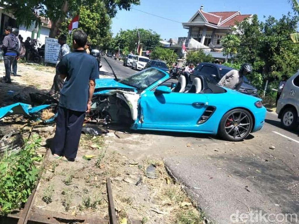 Spek Mobil Porsche yang Alami Tabrakan di Magetan Spek Mobil Porsche yang Alami Tabrakan di Magetan