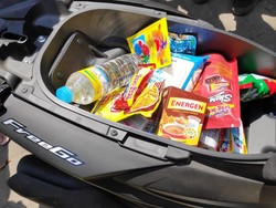 Saking Leganya Bagasi Motor Matik Ini Bisa Angkut Banyak Belanjaan