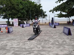 Warga Belitung Ditantang Uji Kehandalan Skutik Lewati Rintangan