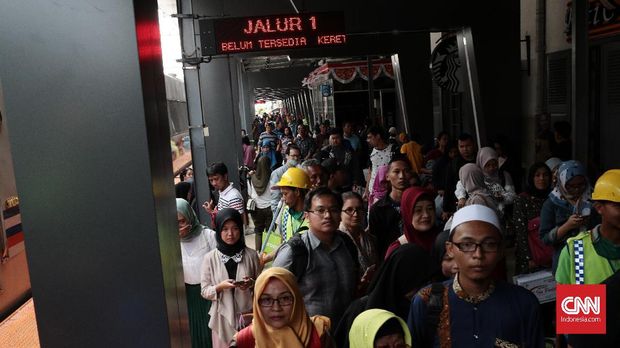 Penumpang KRL sempat tak terangkut akibat pemadaman listik, kemarin.